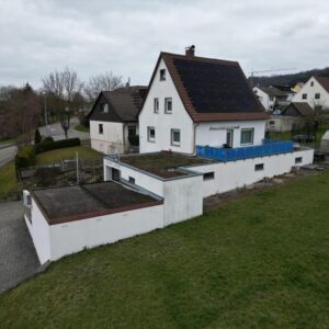Helles 4,5 Zi. Einfamilienhaus mit großem Garten plus 130 m² flexibel nutzbarer Gewerbefläche