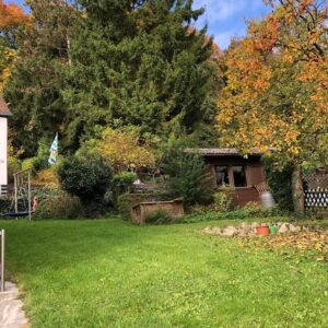 1 Haus, 2 Wohneinheiten, 6 Zimmer, großer Garten