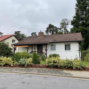 Einfamilienhaus in Fertigbauweise mit 2 Einliegerwohnungen