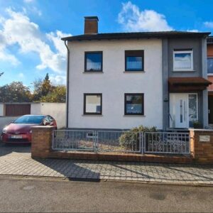 Doppelhaushäfte mit traumhaftem Garten in ruhiger Stadtlage