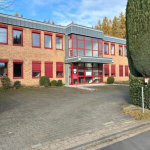 Gewerbeimmobilie Büros & ebenerdige Halle