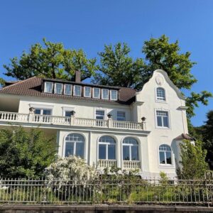 Historisches Wohnensemble auf parkähnlichem Grundstück (provisionsfrei!)