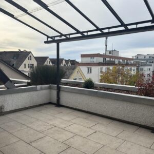 Hochwertig modernisierte 4-Zimmer-Wohnung mit großer Dachterrasse und zwei Garagen