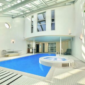 Großzügige Architekten-Villa mit Pool, Sauna und PV