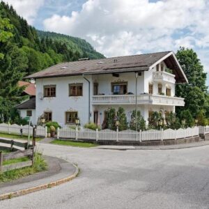 Wohnen/Arbeiten, ruhige Gewerbe möglich, Chiemseenähe, Haus mit 12 Zimmer, 7 Duschen/WC, Bergblick