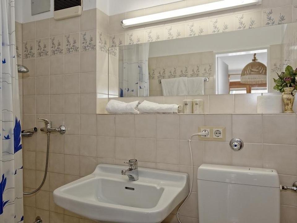 Wohnen/Arbeiten, ruhige Gewerbe möglich, Chiemseenähe, Haus mit 12 Zimmer, 7 Duschen/WC, Bergblick – Bild 7