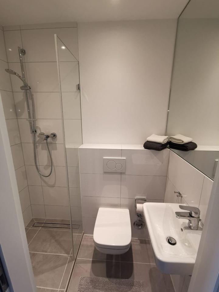 Wohnen über den Dächern von Düsseldorf - vollmöblierte und modernisierte 2-Zimmer Wohnung – Bild 4