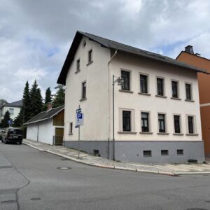 Mehrfamilienhaus mit Nebengebäude, 3 Garagen, 2 Stellplätzen und Garten