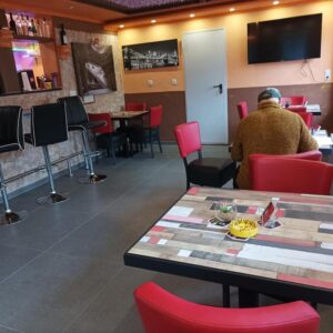 Coktailbar-Sportsbar schön eingerichtet zu vermieten