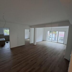 Erstbezug! 3 Zimmer Wohnung, Einbauküche, Tageslichtbad (Badewanne), Gäste WC, Balkon, Stellplatz