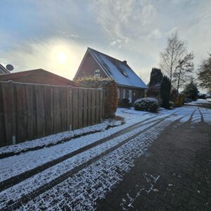 Einfamilienhaus mit Caport, Gewächshaus, Gartenhaus und Teichen