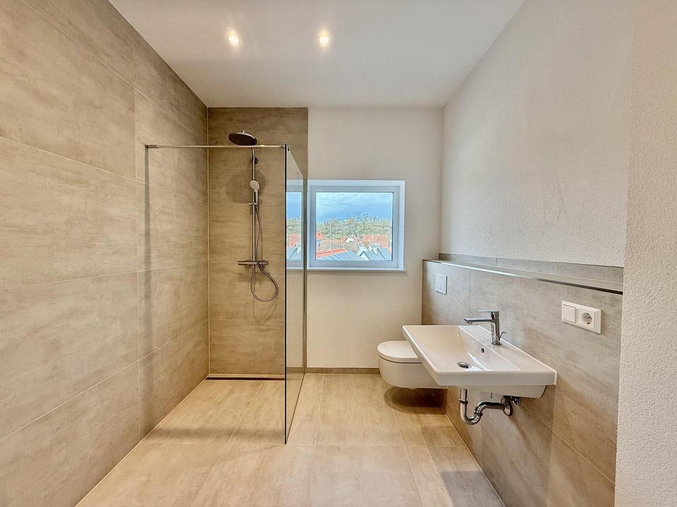 Neubau-Standard 3-Zi.-Wohnung 66 m² mit Küche, Balkon & Parkplatz in Friesenheim! – Bild 6