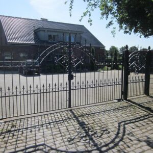 Außergewöhnliche Immobilie in Alleinlage - 2 voll unterkellerte Doppelhaushälften