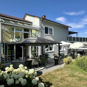 Südweststadt: Großzügiges Einfamilienhaus mit idyllischem Garten, Dachterrasse und Doppelgarage.