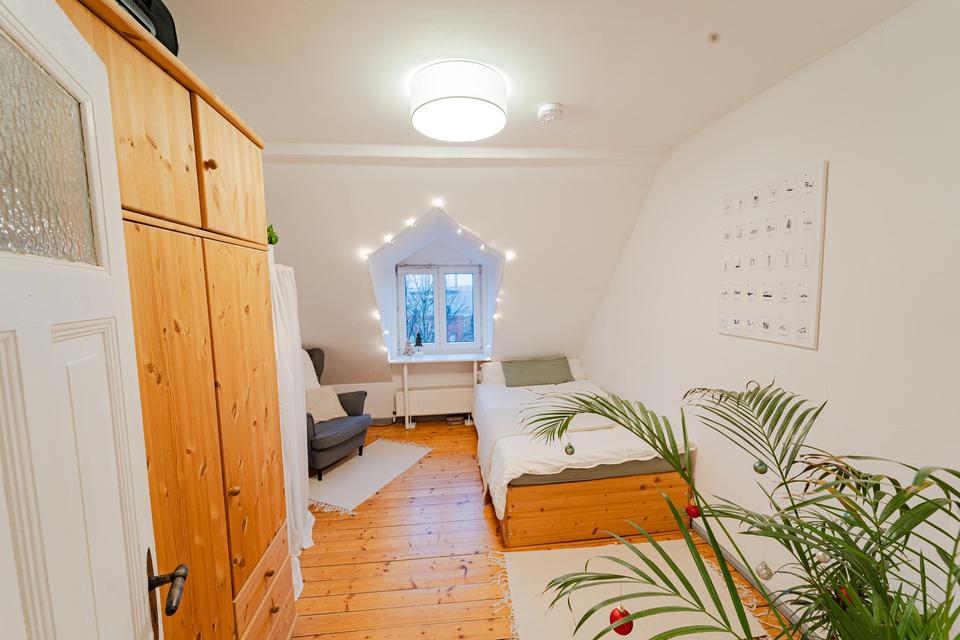 Boho-Refugium, renoviert und mit neuer EBK – Dachgeschosswohnung im hanseatischen Stil – Bild 2