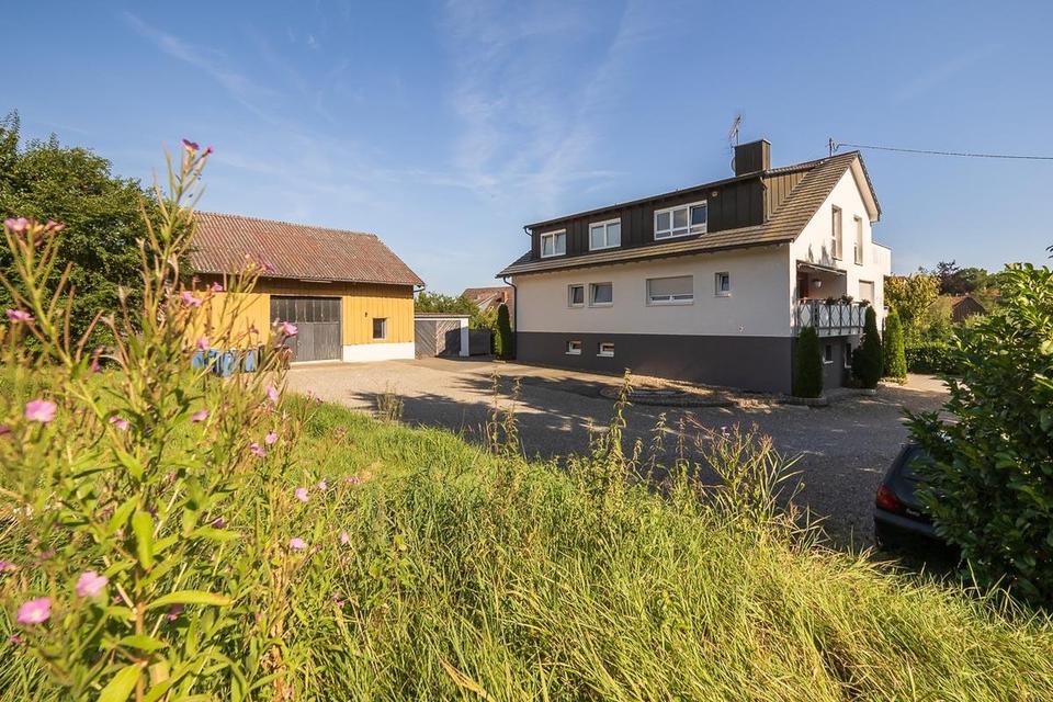 Attraktives MFH auf weitläufigem Grundstück mit großer Scheune - ruhig & renditestark – Bild 2