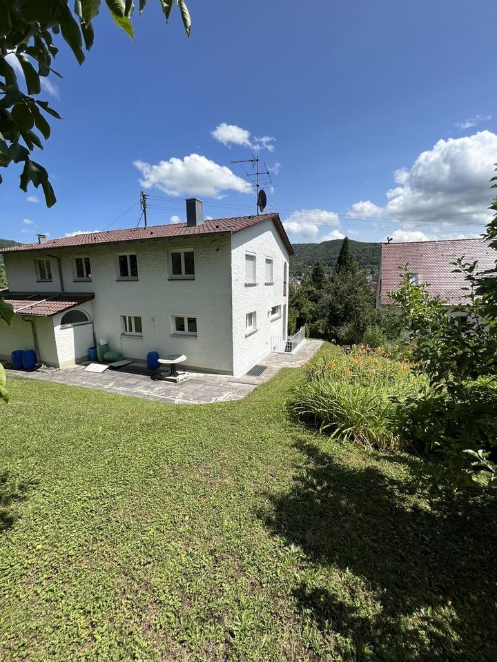 Attraktives 9-Zimmer-Ein - Zweifamilienhaus in Eningen mit unverbaubaren Blick auf die Alb – Bild 11