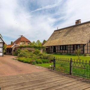 Naturnahes Fachwerkhaus auf liebevollem Grundstück mit Spieker, Carport u. Pergola
