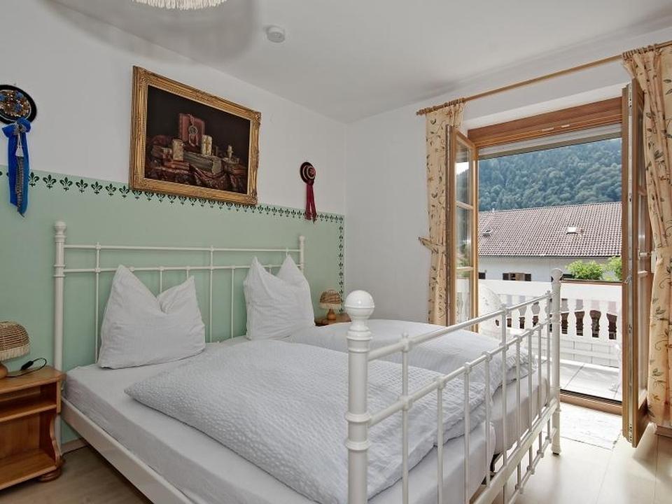 Wohnen/Arbeiten, ruhige Gewerbe möglich, Chiemseenähe, Haus mit 12 Zimmer, 7 Duschen/WC, Bergblick – Bild 4