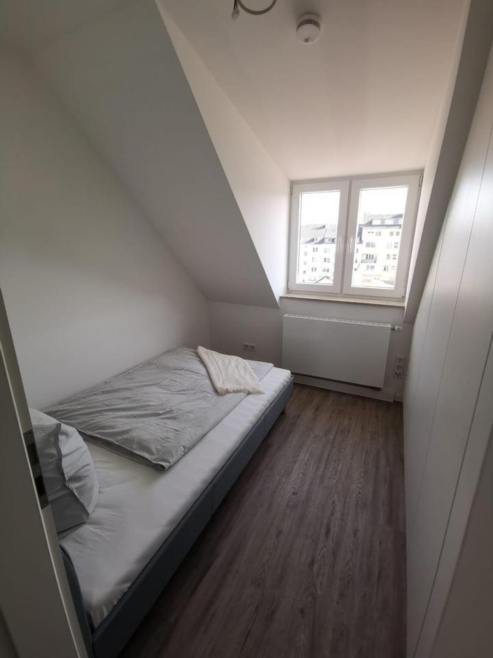 Wohnen über den Dächern von Düsseldorf - vollmöblierte und modernisierte 2-Zimmer Wohnung – Bild 5