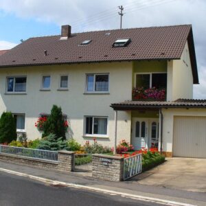 Zweifamilienhaus mit Einliegerwohnung in Königshofen