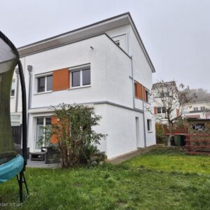 von Privat: Neuwertige Doppelhaushälfte mit Klimaanlage in familienfreundlicher Spielstraße