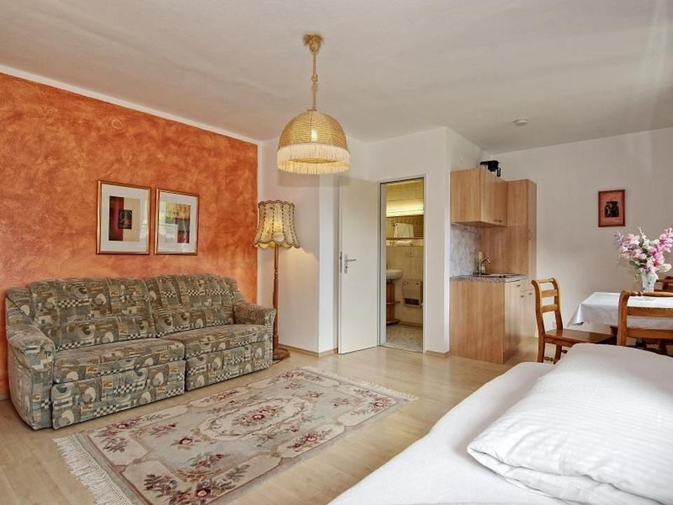 Wohnen/Arbeiten, ruhige Gewerbe möglich, Chiemseenähe, Haus mit 12 Zimmer, 7 Duschen/WC, Bergblick – Bild 6