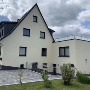 Moderne 3-ZKB EG Balkon Garten Fußbodenheizung & Glasfaser – Neubau 2023