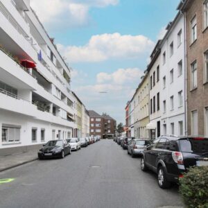 JOBCENTER: Frisch sanierte 3,5 Zimmer Wohnung in Krefeld mit Garage, Aufzug und Einbauküche