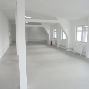 Helle / Büro- / Atelierräume / höhere Räume, Parkplatz, zu vermieten.