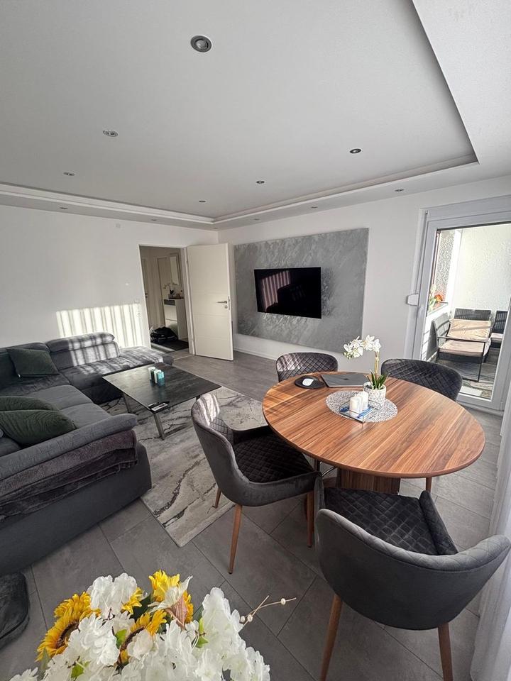 "Luxus trifft Design - kernsanierte 2,5 -Zimmer-Wohnung mit Vollausstattung"