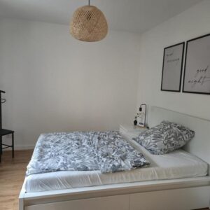 Erstvermietung-Mitbewohner/in für 3er WG gesucht-vollmöbliertes helles 15 qm Zimmer