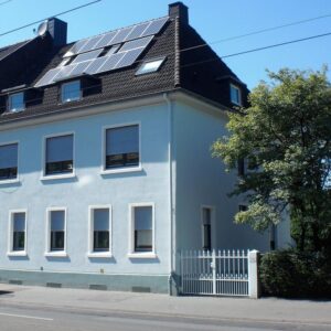 Wohnen und Arbeiten: Stilvolles Mehrfamilien- und Geschäftshaus mit großem Garten.