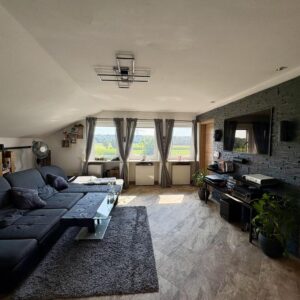 Moderne 3 Zimmer DG Wohnung mit Garten und Garage