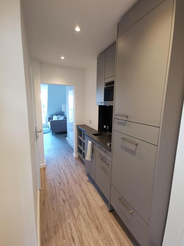 Wohnen über den Dächern von Düsseldorf - vollmöblierte und modernisierte 2-Zimmer Wohnung – Bild 7