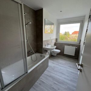 Große 4-Zimmer Wohnung in grüner Umgebung mit Garten und Garage