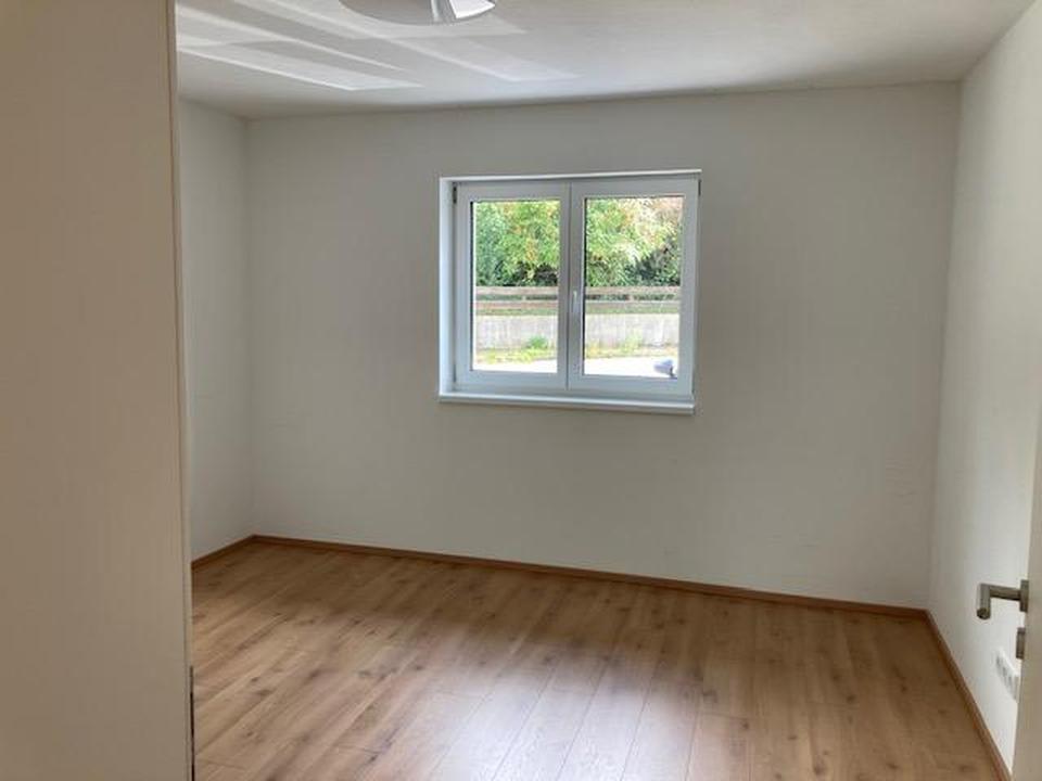 Moderne 2-Zimmer-Wohnung mit Balkon und Blick ins Grüne in Lalling – Bild 2
