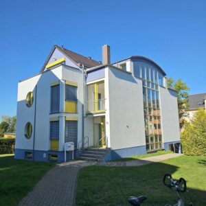 Teilmöblierte, hochwertig sanierte Wohnung in gepflegter Umgebung