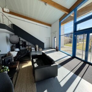 Büro und Lagerhalle zu vermieten