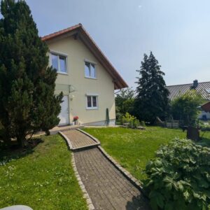 Einfamilienhaus mit Doppelgarage mit großem Garten