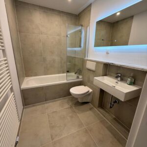 Sanierte 2-Zimmer-Wohnung mit großem Hobbyraum & moderner Ausstattung