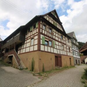 Denkmalgeschütztes 2-FH mit Garten, 1 Nebengebäude, 2 Nachbargrundstücke