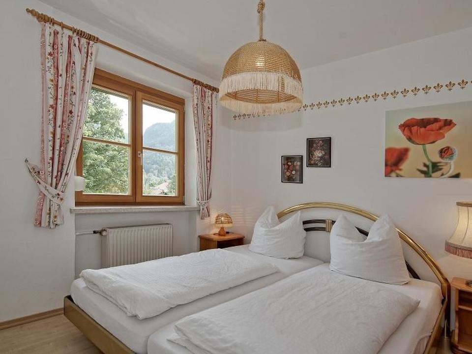 Wohnen/Arbeiten, ruhige Gewerbe möglich, Chiemseenähe, Haus mit 12 Zimmer, 7 Duschen/WC, Bergblick – Bild 5