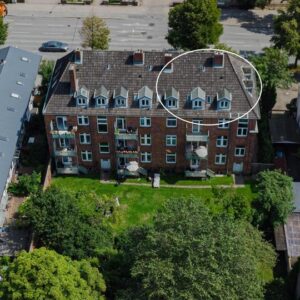 Boho-Refugium, renoviert und mit neuer EBK – Dachgeschosswohnung im hanseatischen Stil