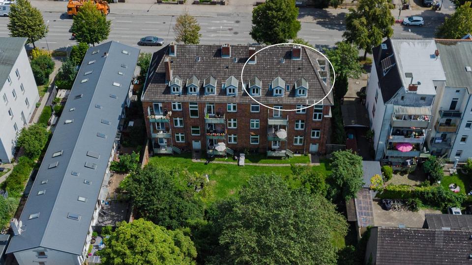 Boho-Refugium, renoviert und mit neuer EBK – Dachgeschosswohnung im hanseatischen Stil