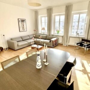 Lehel am Isartor. Zentrale Bestlage. Neu hochwertig möblierte 4 Zimmer. Großer Garten. Ab 3 Monate