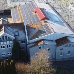 Multifunktionale Gewerbehalle mit Büro- und Wohnfläche