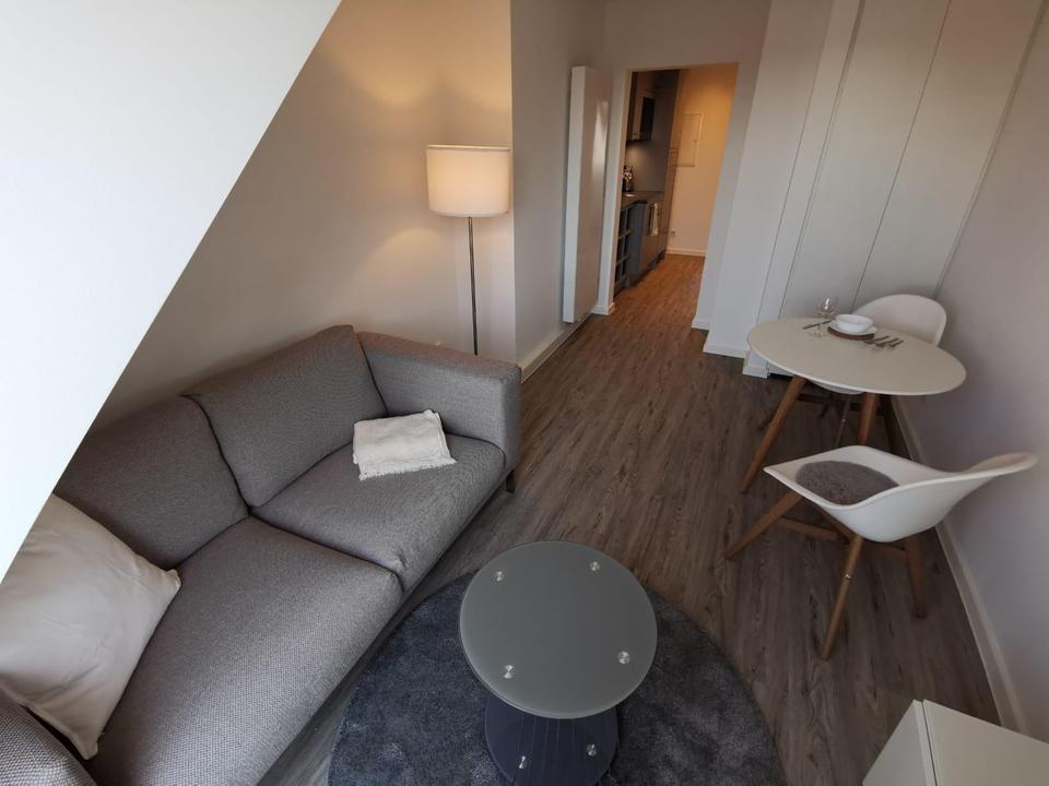 Wohnen über den Dächern von Düsseldorf - vollmöblierte und modernisierte 2-Zimmer Wohnung – Bild 3