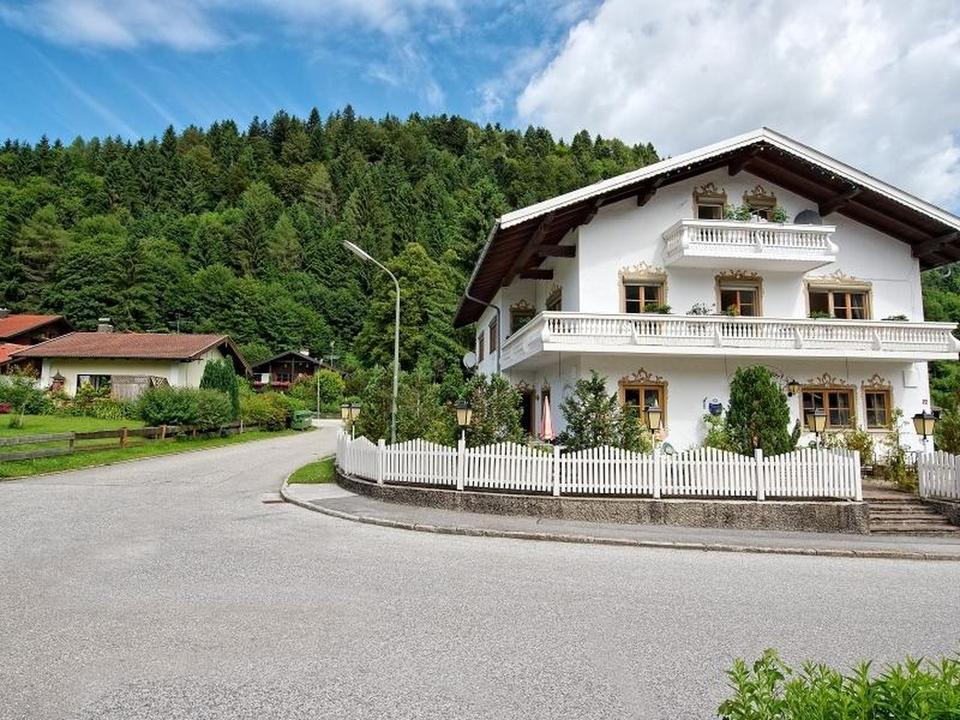 Wohnen/Arbeiten, ruhige Gewerbe möglich, Chiemseenähe, Haus mit 12 Zimmer, 7 Duschen/WC, Bergblick – Bild 11