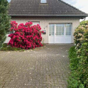 Weißer Bungalow mit Einliegerwohnung